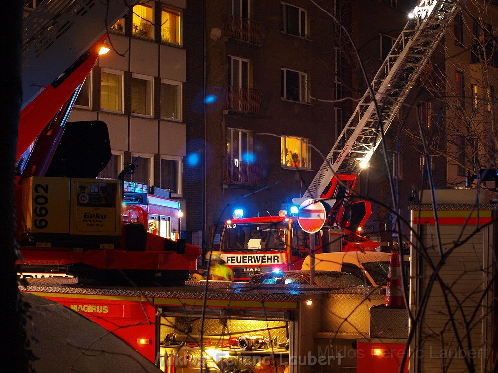 Feuer 3 Dachstuhlbrand Koeln Muelheim Gluecksburgstr P221.JPG